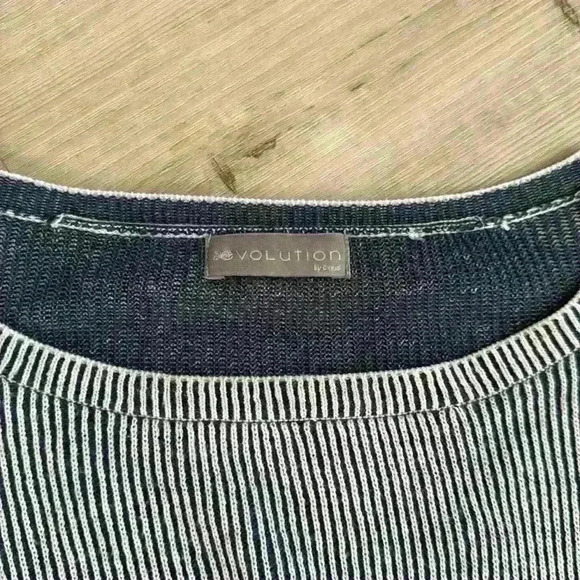 Evolution sweater size small with zippers - Picture 2 of 3